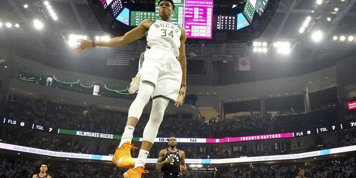  雄鹿逆转猛龙登顶东部  