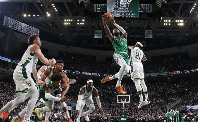  霍勒迪死亡缠绕限制巨星，雄鹿防守铁血让篮网进攻停滞