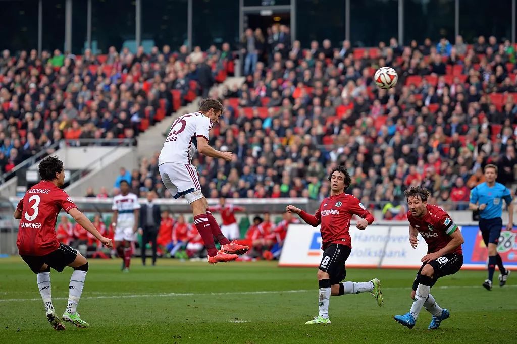  拜仁慕尼黑客场逆转取胜，继续领跑积分榜  